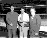 Remise d'un trophée à un détenu gagnant d'un match de boxe dans les années 1950